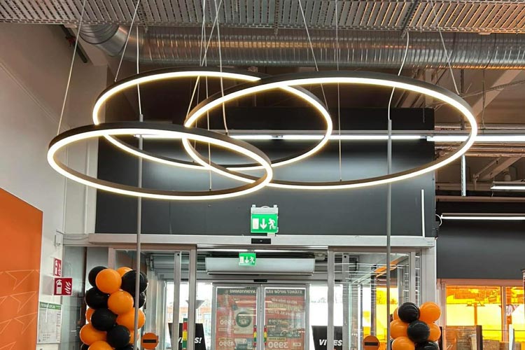 Belysning som installerats i en affär